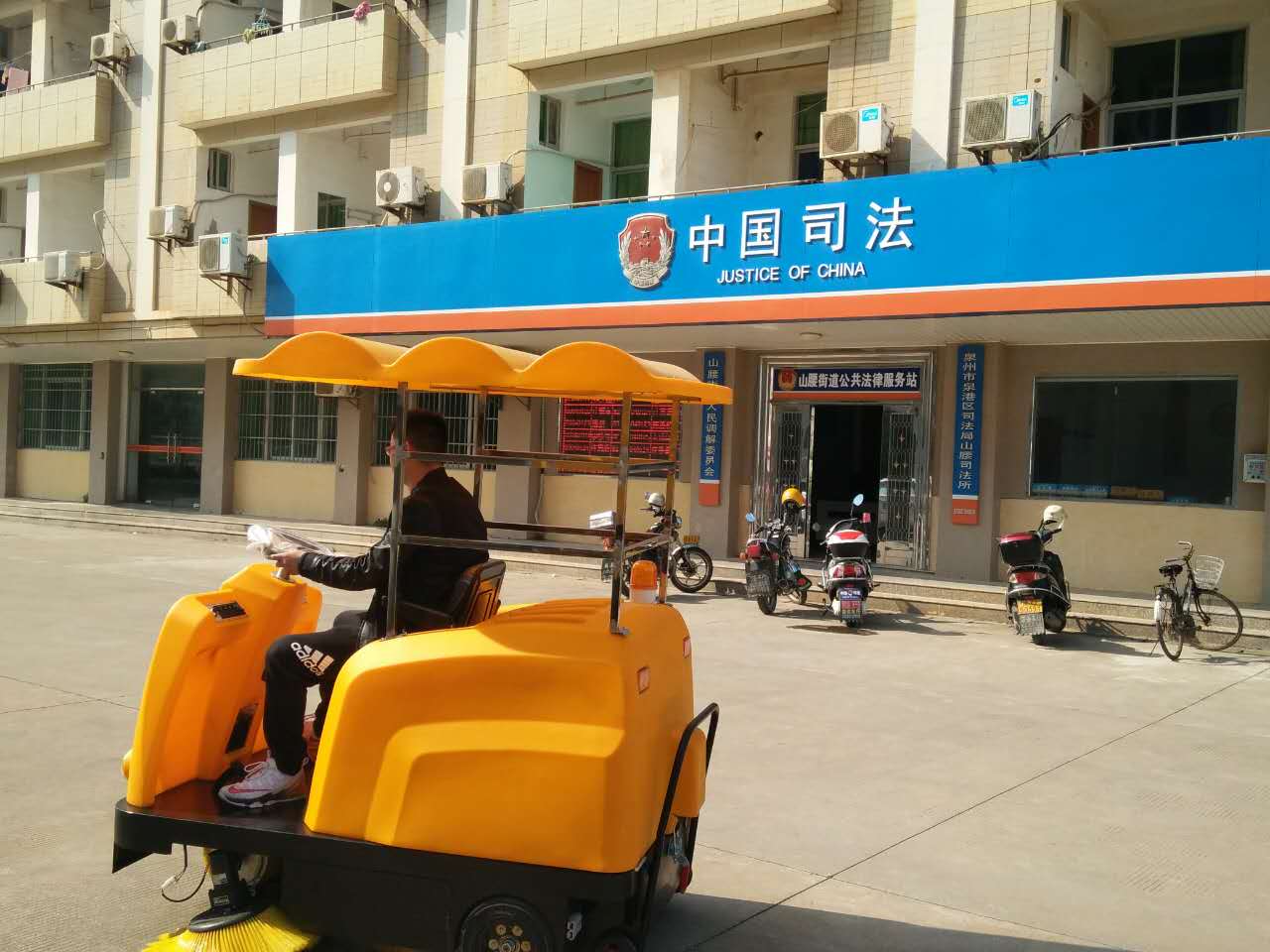 驚！一輛潔博士路面清掃機，惹得員工搶著干活？