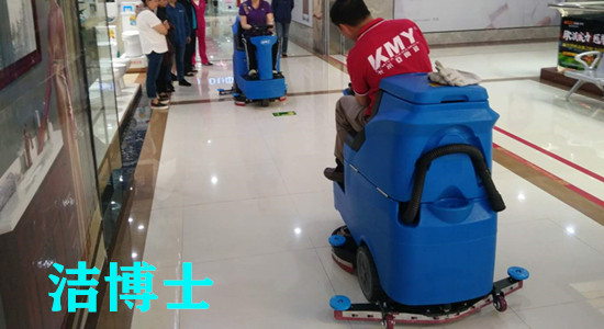 駕駛洗地機(jī)